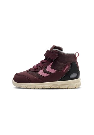 Børns høje sneaker i mørk lilla med pink accenter, velcrobånd, tekstureret sål og trækstrop ved hælen.