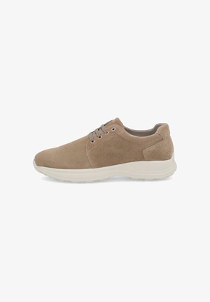 Zapatilla deportiva casual de ante beige con suela blanca, diseño con cordones y cuello acolchado para mayor comodidad, vista desde el lado exterior.