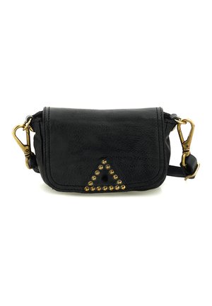 Borsa a tracolla in pelle nera con design triangolare di borchie dorate sulla patta frontale e chiusure in metallo dorato sulla tracolla regolabile.
