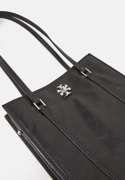 Borsa tote in pelle nera con doppio manico, dettagli in metallo argentato, forma rettangolare e una finitura leggermente texture.