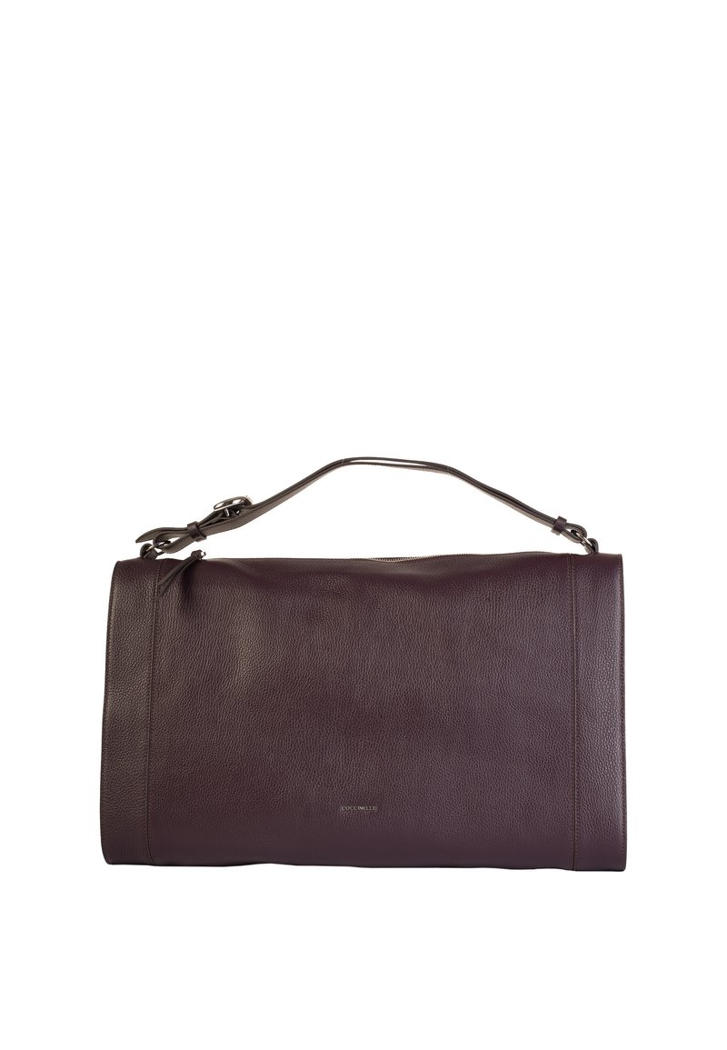 Bolso de cuero burdeos oscuro con una textura suave, forma estructurada, asa superior y un sutil acento de logo. Sin cierres ni patrones visibles.