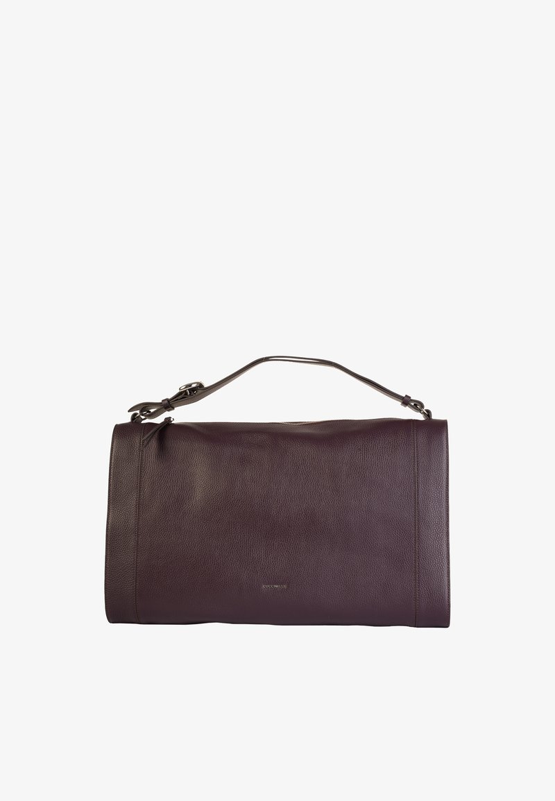 Bolso de cuero burdeos oscuro con una textura suave, forma estructurada, asa superior y un sutil acento de logo. Sin cierres ni patrones visibles.