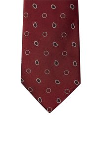 Burgundy slips av texturerat tyg med små, upprepande paisleymönster omgivna av silver mot en diagonalt randig bakgrund.