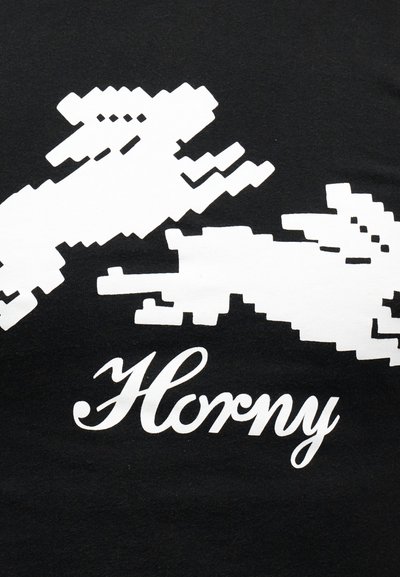 Dve pixelované biele ruky sa navzájom približujú nad slovom „Horny“ napísaným kurzívou na čiernom pozadí.