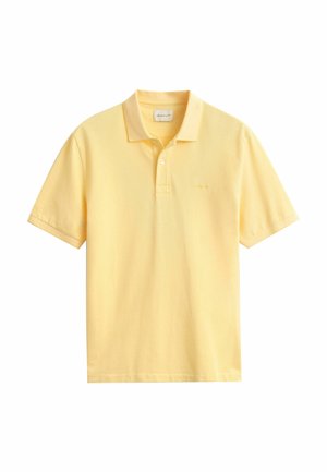 Gelbes Polohemd mit kurzen Ärmeln, Kragen, Zweiknopf-Leiste und dezent gesticktem Logo auf der linken Brust.