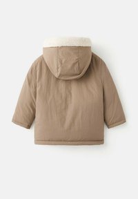 Giacca invernale beige imbottita con cappuccio foderato in morbido pile bianco, vista da dietro.