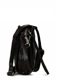 Borsa in pelle marrone scuro con chiusura a zip, tracolla removibile e dettagli in metallo. Presenta una texture liscia e una forma arrotondata.