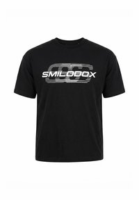 Schwarzes T-Shirt mit kurzen Ärmeln und Rundhalsausschnitt, vorne mit weißem stilisiertem Schriftzug „SMILODOX“ und horizontalem Linienmuster.