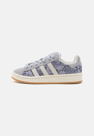 Baskets basses Adidas Campus avec accents en daim gris, rayures blanches, motif peau de serpent et semelle crème avec semelle extérieure en caoutchouc naturel.