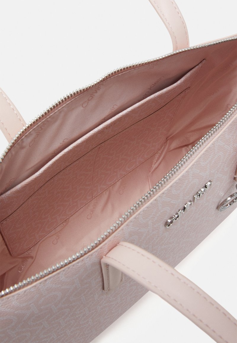 Damen Handtaschen | Calvin Klein MUST MONO Handtasche spring rose mono/pink - IR66513 Damen Handtaschen | Calvin Klein MUST MONO Handtasche spring rose mono/pink - IR66513