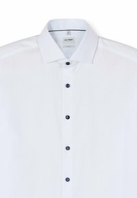 Weißes Langarmhemd mit strukturiertem Kragen und schwarzen Knöpfen auf der Vorderseite. Glatte Textur und figurbetontes Design.