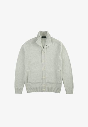 Lichtgrijze gebreide cardigan met een geribde kraag, knopen aan de voorkant en twee zijzakken. De textuur lijkt zacht; de stof heeft een gemiddeld gewicht.