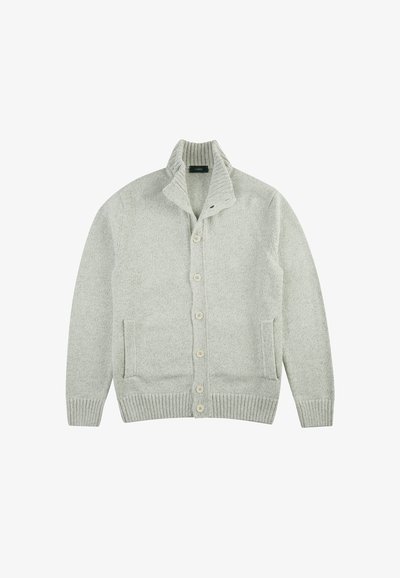 Hellgrauer Strickcardigan mit einem gerippten Kragen, vorderen Knöpfen und zwei Seitentaschen. Die Textur erscheint weich; der Stoff hat ein mittleres Gewicht.