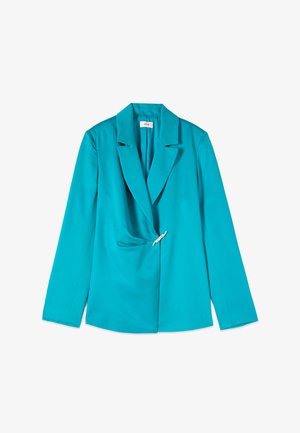 Blazer turchese a maniche lunghe con ampi revers e chiusura frontale decorativa con spilla di strass su sfondo bianco.