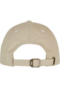 Beige színű baseball sapka strukturált háttal, állítható pánttal, fém csattal, finom varrással és szellőző lyukakkal a tetején.