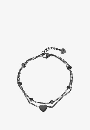 Schwarzes Doppelkettenarmband mit einem zentralen Herzanhänger, fünf runden Perlen und einem Karabinerverschluss mit Verlängerungskette, die in einem kleinen Herzanhänger endet.