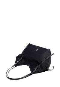 Bolso tote negro de nylon con asas de cuero. Presenta un acento plateado y un diseño relajado, mostrando una textura suave y lisa.