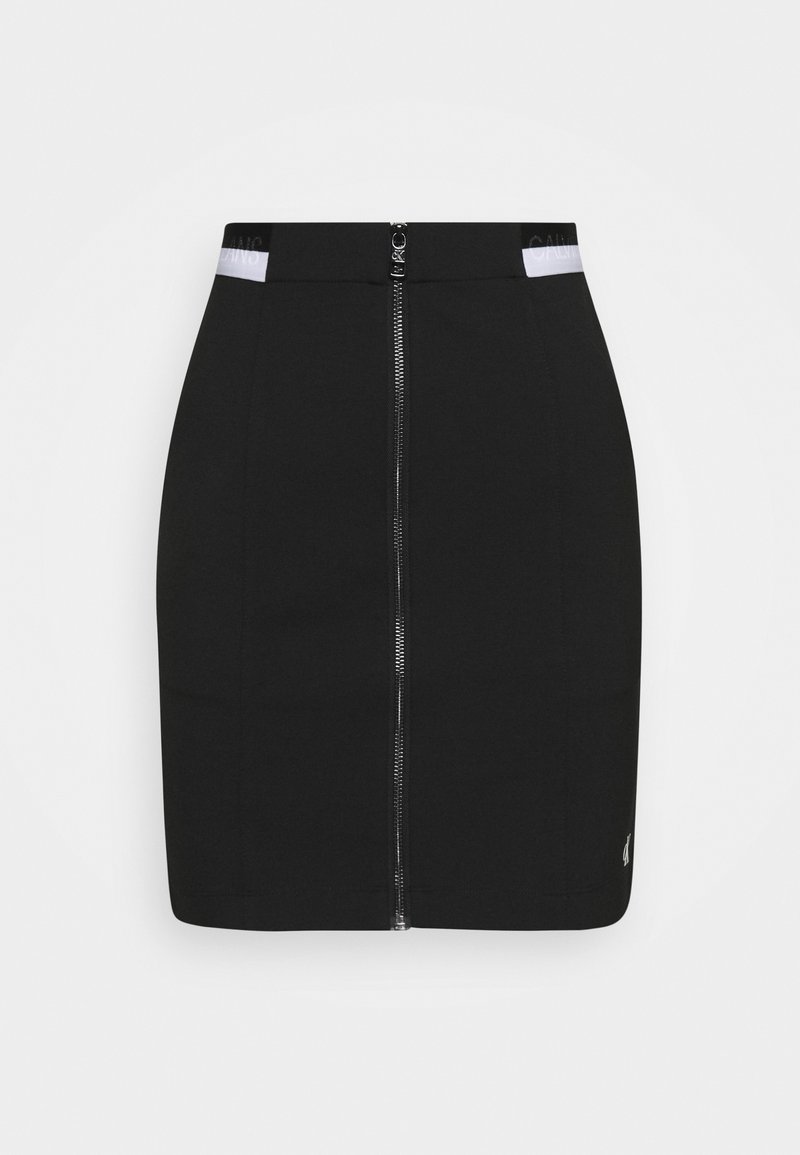 Svart mini kjol med framflicka silverdragkedja och vita midjeaccent som har delvis "Calvin Jeans"-text.