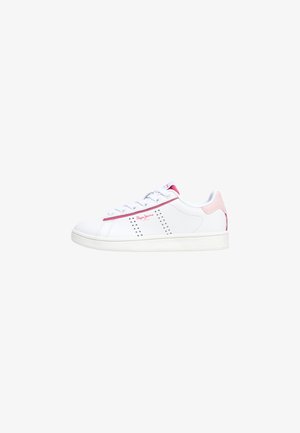 Zapatillas blancas con acentos rosas, parte superior de cuero suave, punta redonda, suela plana, con detalles perforados y logotipo en el lateral.