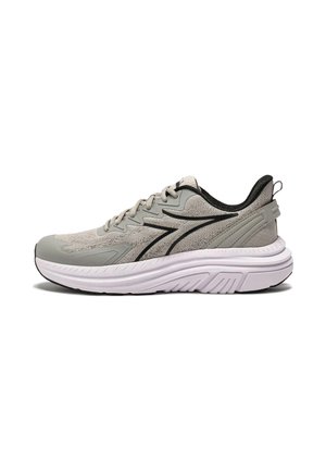 Scarpa da corsa grigio chiaro con logo nero, dettagli grigi, suola bianca spessa, chiusura con lacci e colletto imbottito nero, vista laterale.