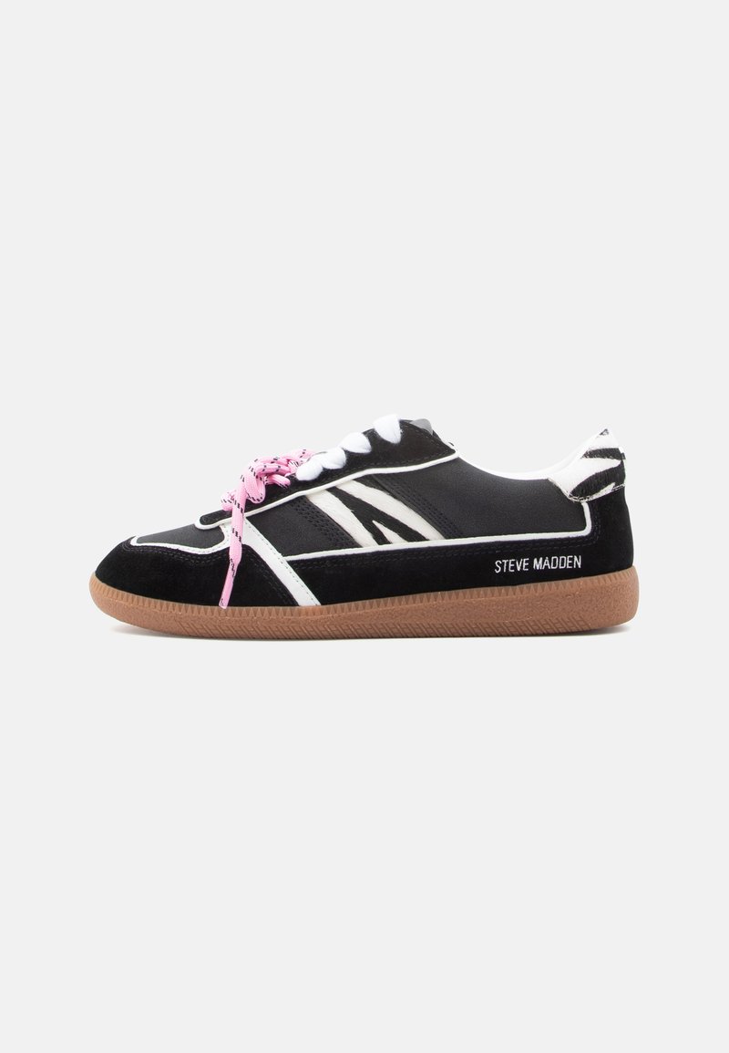Baskets noir et blanc avec une semelle en gomme. Elles présentent une tige en tissu lisse, des lacets roses et un arrière à motif. Le nom de la marque "Steve Madden" est affiché.