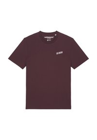 T-shirt en coton bordeaux à manches courtes. Présente un petit texte blanc "GO GREEN!" sur le côté gauche du devant et un col rond.