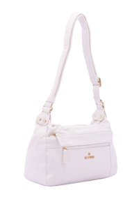 Borsa a mano in pelle bianca con superficie testurizzata, dettagli in hardware dorato, una lunga tracolla e una tasca frontale con zip per una maggiore funzionalità.