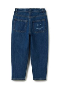 Pantalones de mezclilla con cinturilla elástica, que cuentan con dos bolsillos traseros. Un bolsillo tiene "ME" y "OPTIMISTIC" bordados en azul claro.