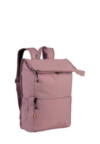 Sac à dos en tissu rose avec une fermeture roulée, des bretelles ajustables, deux poches zippées à l'avant et une poche en mesh sur le côté. Texture lisse, design minimaliste.