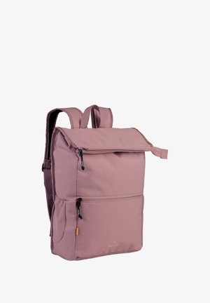 Roze stoffen rugzak met een oprolsluiting, verstelbare schouderbanden, twee voorzakken met rits en een zijvak van mesh. Glad textuur, minimalistisch ontwerp.