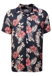 Camisa de manga corta en tela negra con un patrón floral que presenta flores rosas y hojas verdes, diseñada con cierre de botones al frente y cuello con solapa.