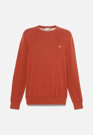 Maglione color ruggine realizzato in morbido tessuto a maglia, con scollatura rotonda, maniche lunghe e un piccolo logo sul petto.