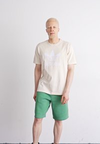 adidas Originals ADICOLOR TREFOIL - Nyomott mintás póló - white