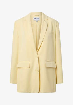 Lysegul dameblazer med to frontlommer med klaff, to knapper og en hakket krage, med etiketten "PIECES" inne i kragen.