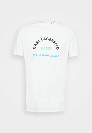 Witte T-shirt met korte mouwen met zwarte tekst "Karl Lagerfeld", groene tekst "Paris" en blauwe tekst "21 Rue St-Guillaume" gecentreerd op de voorkant.