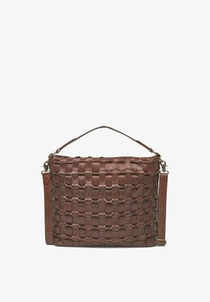 Borsa in pelle intrecciata marrone con superficie texture, manico corto e tracolla rimovibile. Presenta una forma rettangolare e un design minimalista.