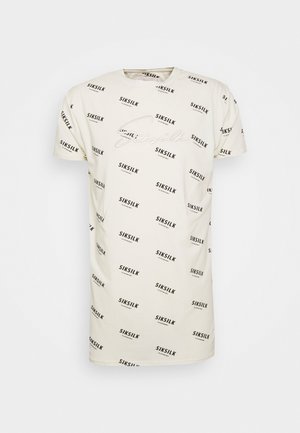 Kremowy T-shirt z krótkim rękawem z czarnym powtarzającym się napisem "SIKSILK" oraz większym, wytłaczanym logo SIKSILK na piersi, pokazany na białym tle.