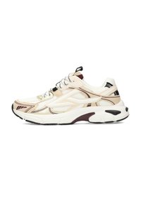 Scarpa da ginnastica atletica bianca e beige con accenti color amaranto, pannelli in rete, suola spessa, lacci con motivo e linguetta di tiraggio sulla linguetta e sul tallone.