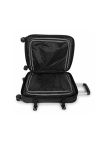 Schwarzer Koffer mit einem Reißverschlussfach, das geöffnet ist. Verfügt über graue Akzentlinien, robuste Rollen, Griff und eine interne Netzinnentasche.