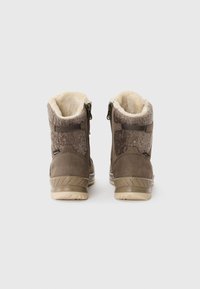 Bruine waterproof laarzen met een zachte fleece voering, textuurstof accentueringen en zijritsen. De zool is lichtbruin met profielpatronen.