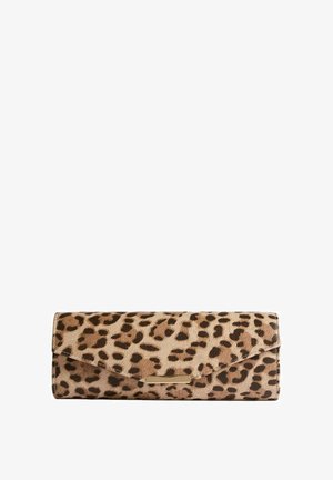 Clutch z leoprdjim vzorom iz teksturiranega materiala, ki ima zlat ton okrasja, zapiranje s preklopom in ozko pravokotno obliko.