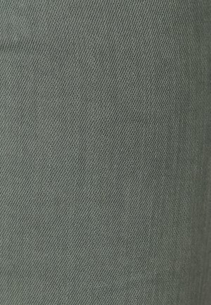 Dettaglio ravvicinato di tessuto grigio con un fitto motivo a trama diagonale, che mostra la trama e la struttura del filo.