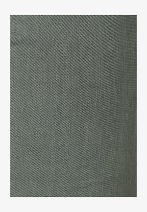 Dettaglio ravvicinato di tessuto grigio con un fitto motivo a trama diagonale, che mostra la trama e la struttura del filo.