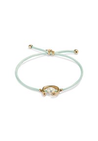 Pulsera ajustable con una banda de tela verde menta, detalles en dorado y una perla blanca central. Cuenta con un cierre deslizante para flexibilidad en el tamaño.