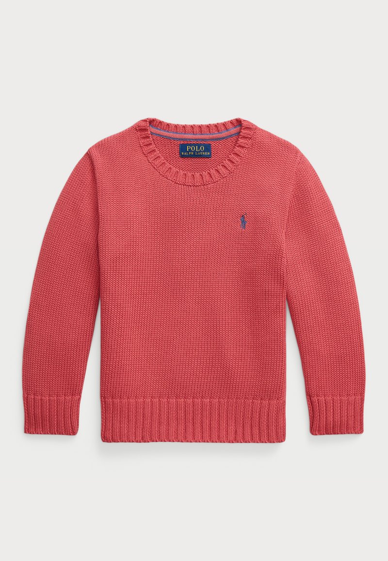 Rdeča pletena jopica z rebrastim okroglim ovratnikom, dolgimi rokavi ter rebrastima manšetama in robom. Ima majhen modri logotip na prsih.