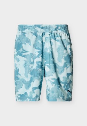 Zilas un baltas maskēšanās raksta sporta šorti ar elastīgu jostu un melnu Puma logotipu uz apakšējās kreisās kājas.