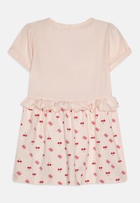 Jasnoróżowa sukienka z krótkimi bufkowymi rękawami, falbaniastym pasem i spódnicą z wzorem wiśni w kolorze czerwonym i zielonym. Miękki bawełniany materiał.