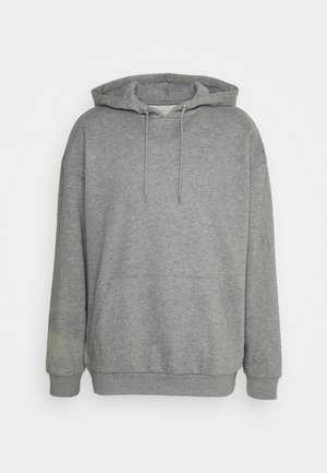 Szary hoodie z miękkiego materiału, z kieszenią z przodu, regulowanymi sznurkami oraz ściągaczami przy mankietach i u dołu. Prosty design.