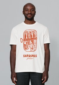 Weißes Baumwoll-T-Shirt mit orangefarbigem Sardinen-Dosen-Design und dem Text "SARDINEN Portugal." Kurzarm, Rundhalsausschnitt, lockere Passform.