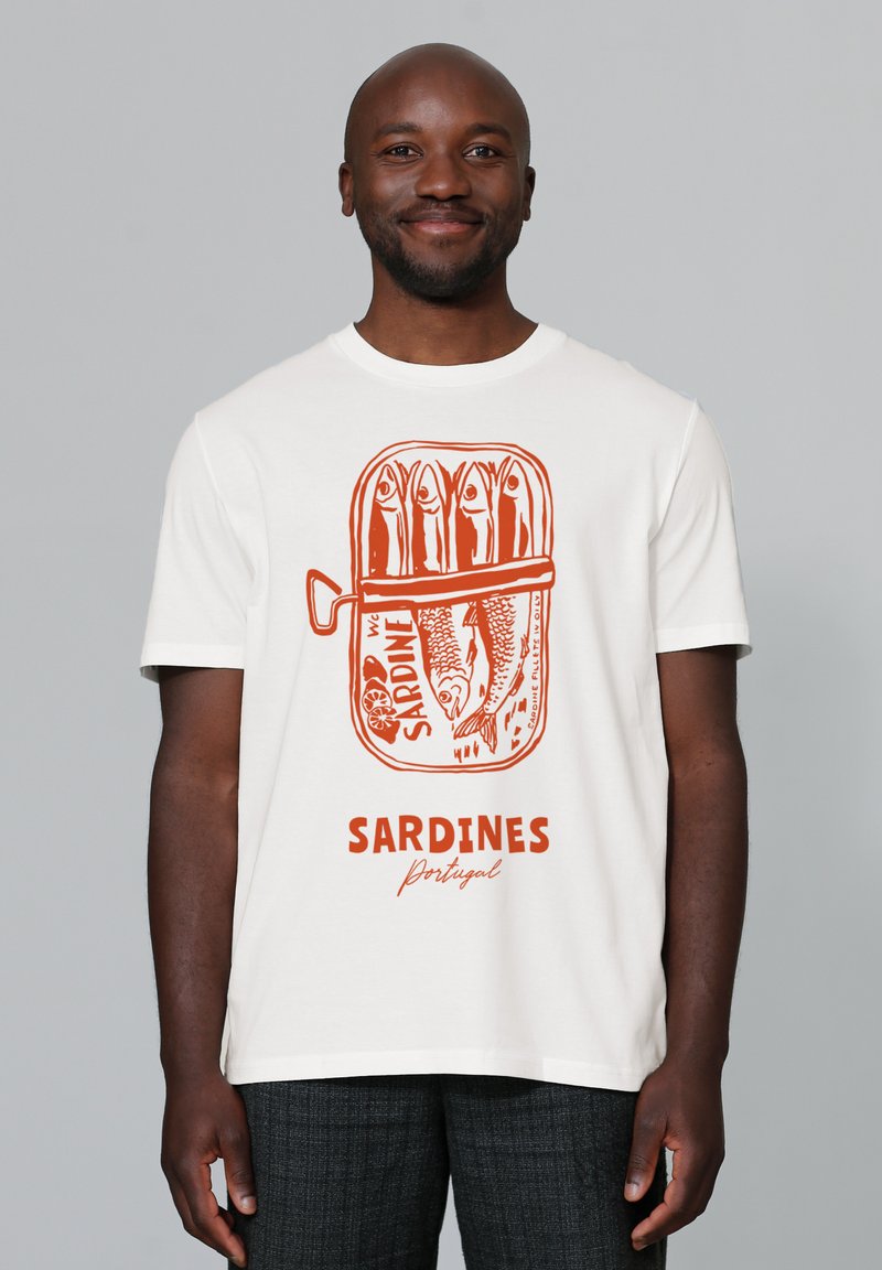 Weißes Baumwoll-T-Shirt mit orangefarbigem Sardinen-Dosen-Design und dem Text "SARDINEN Portugal." Kurzarm, Rundhalsausschnitt, lockere Passform.